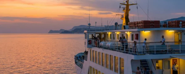 Ferry naviguant vers la Corse au crépuscule sur mer Méditerranée calme